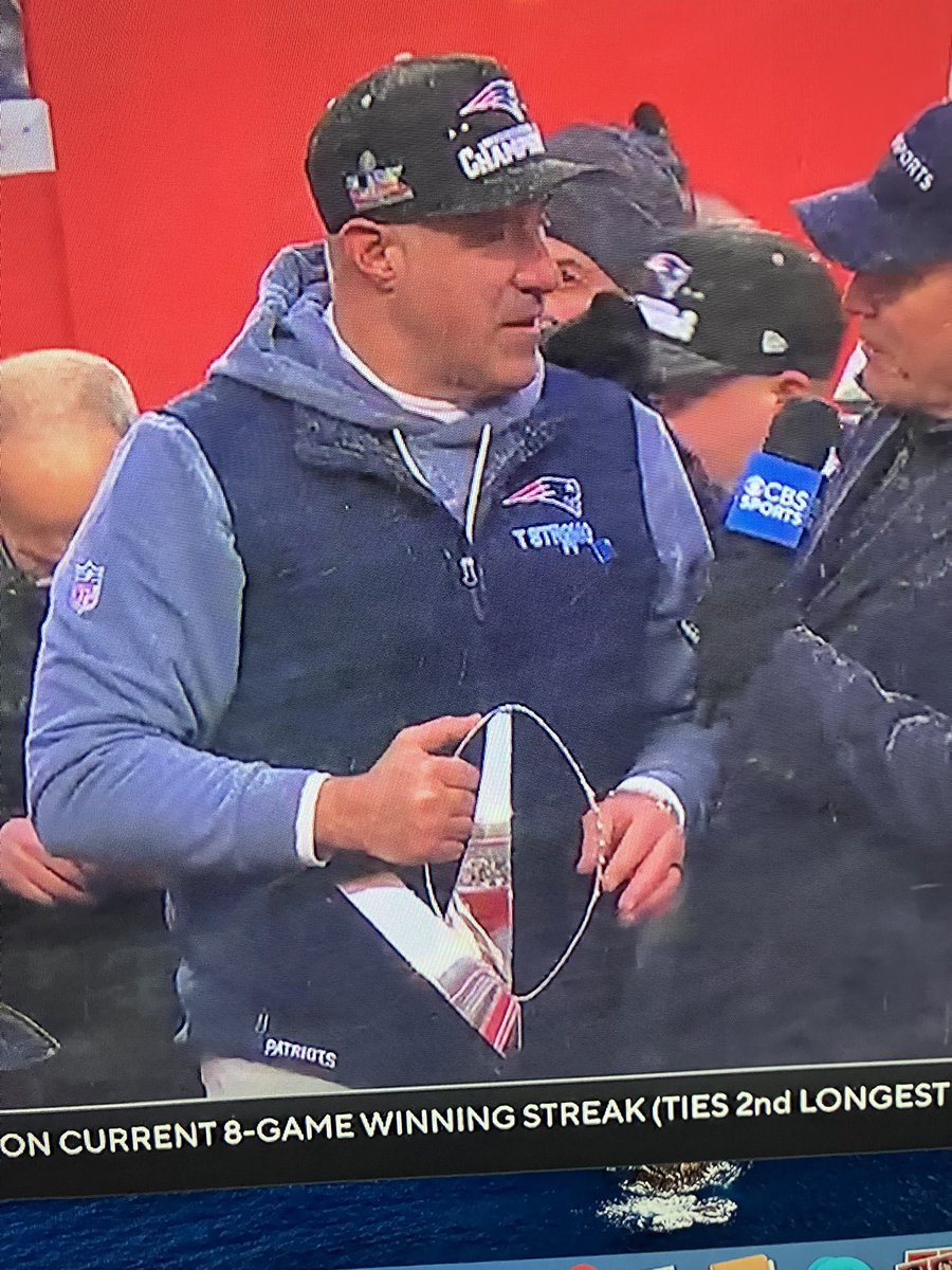 GeoffyGeoff87's tweet photo. The ugliest, most uncomfortable looking trophy in sports, the AFC Championship Trophy (and geez, get a coat on now, Maye) ❄️🏆#AFCChampionship #Broncos #PatriotsvsBroncos #Patriots https://t.co/traSC4F8OG