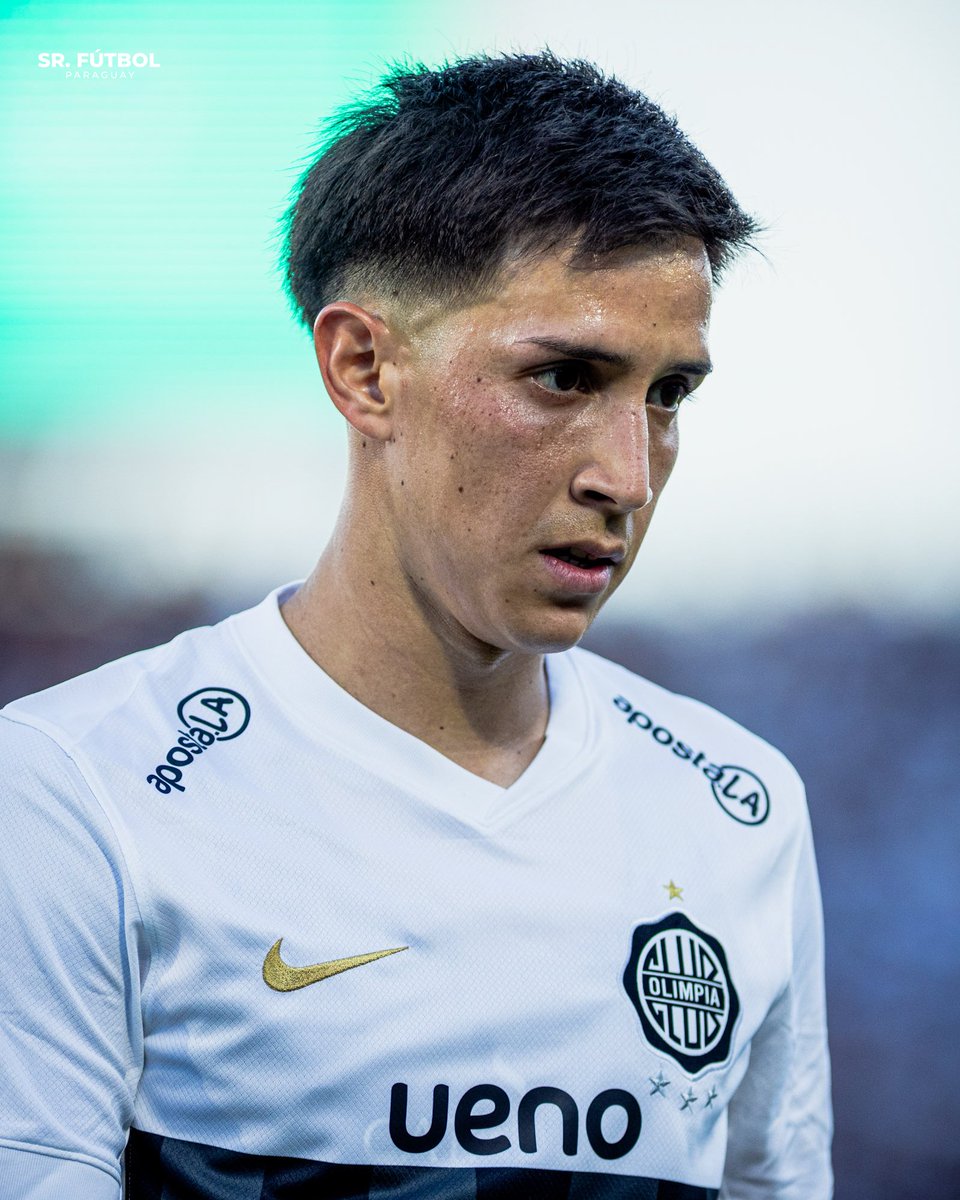 SrFutbolPy's tweet image. De los debutantes que tuvo hoy Olimpia, el que mejor cara mostró: ALAN COYOTE RODRÍGUEZ. Asistencia para el tanto de Sebastián Ferreira, correctísima faceta defensiva y participación en la expulsión del jugador de Guaraní.

👏🏻🇵🇾 Más que aprobado su estreno.