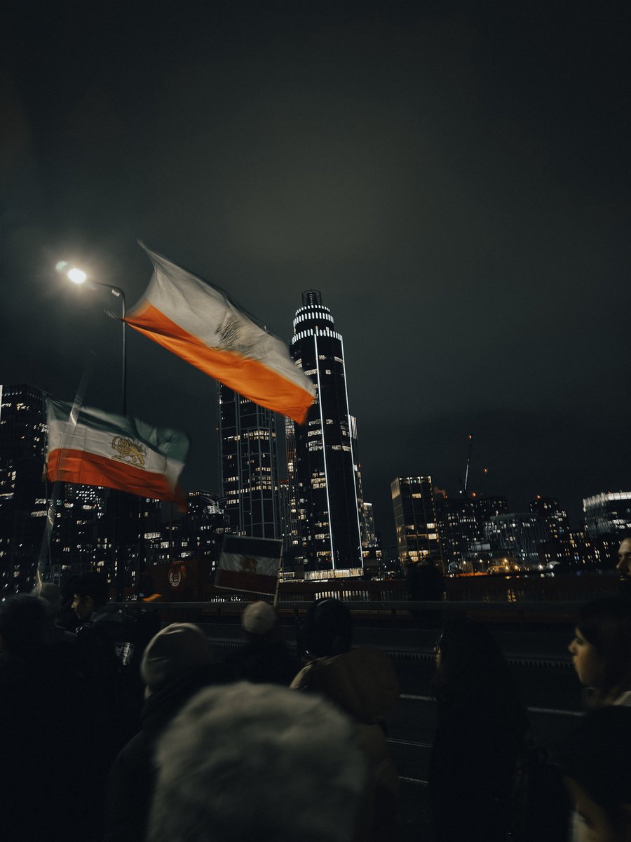 ایرانی های #لندن امروز لحظات تاریخی رو رقم زدن
برای اولین بار هم که شده، اتحاد زیر پرچم ملی ایران 🇮🇷 رو میشد دید و حس کرد. هرکی با هر شعار و پلاکارد اومده بود.

بماند به یادگار.
#London 

#DigitalBlackoutIran
#IranNationalRevolution
#IranRevolution2026 
#IranRevolution