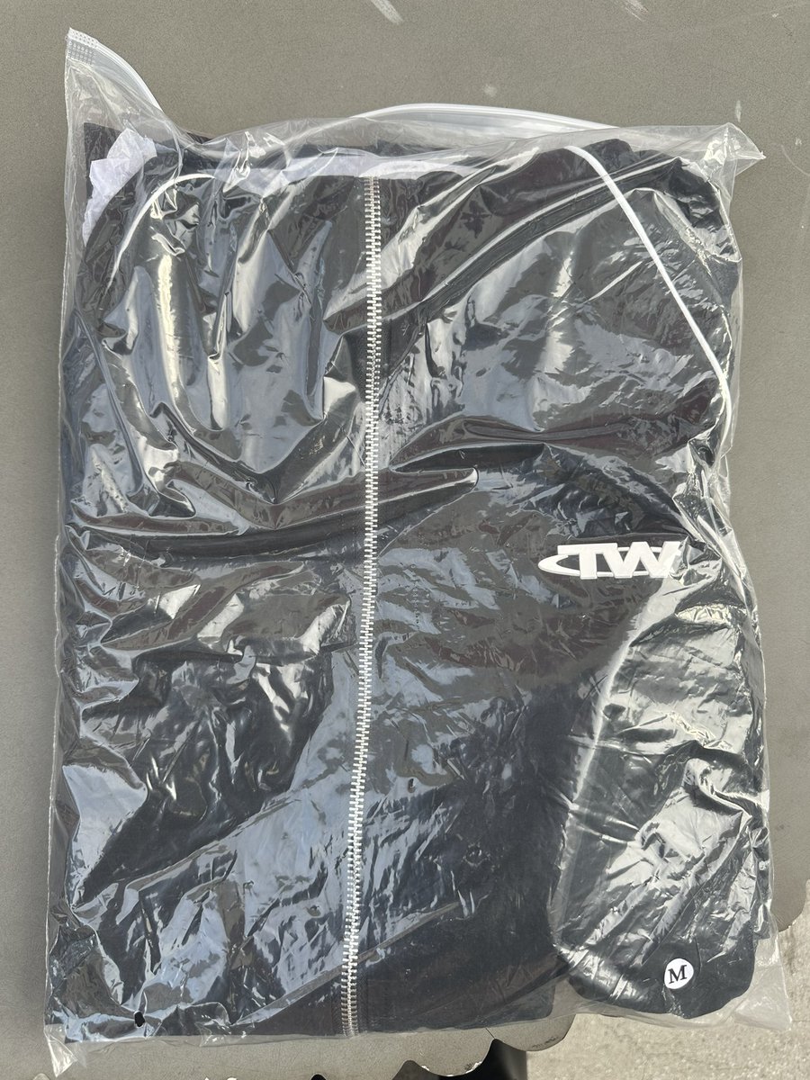 aleds_12's tweet photo. Looking to trade side M for a size S twice Track Jacket 
#TWICE_THISISFOR_WORLD_TOUR_In_LA 
#TWICE_THISISFOR_WORLD_TOUR_IN_LOSANGELES 
#TWICEinLA https://t.co/EHdKkrd8vI