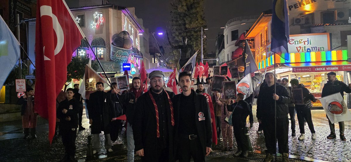 Bayrağımıza uzanan elleri lanetledik, öldürülen vatandaşlarımızı andık, Yasemin ve Zuhal anneye selam yolladık. 

Yaşasın Türkçü mücadelemiz!