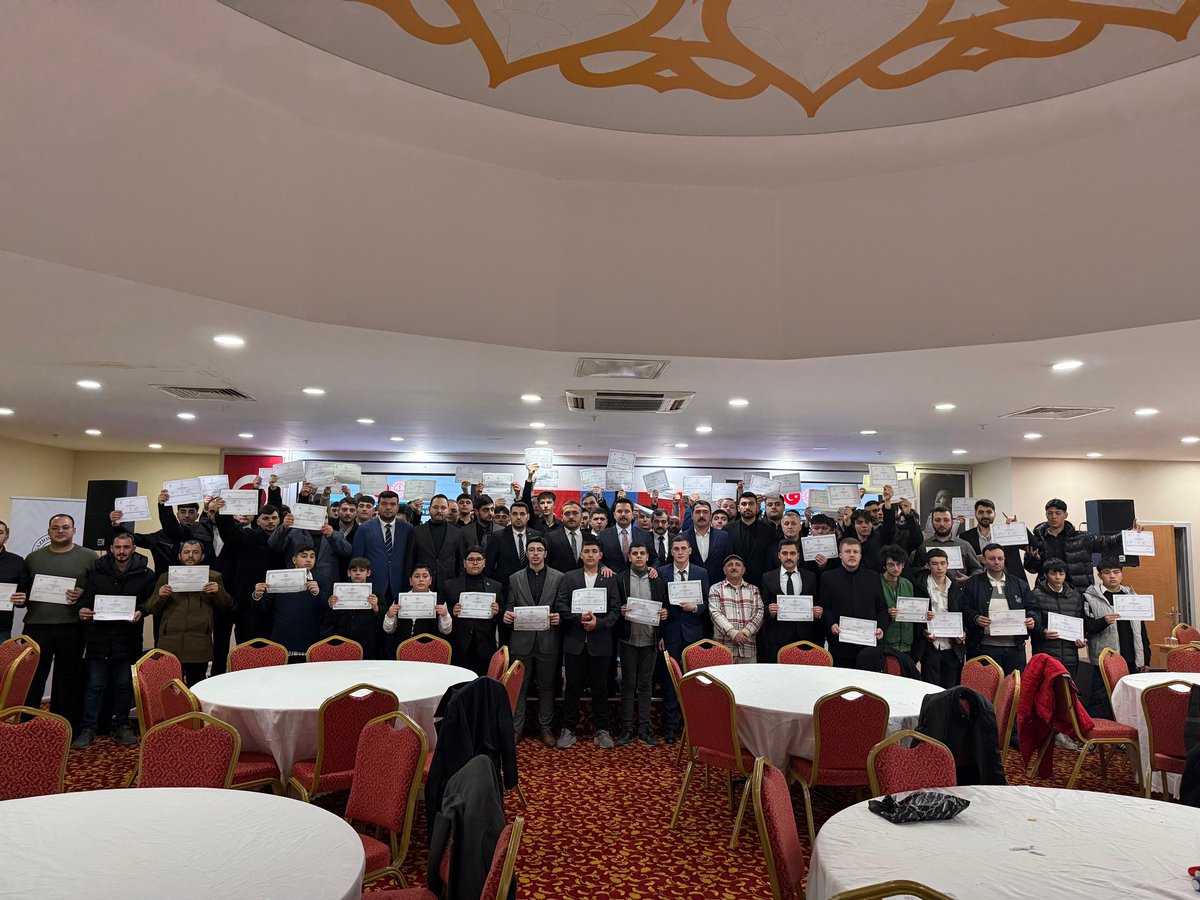 Ülkü Ocakları İstanbul İl Başkanımız Sayın Alparslan Doğan, Ülkü Ocakları Genel Merkezimiz ile Milli Eğitim Bakanlığı arasında imzalanan protokol kapsamında, eğitimlerini başarıyla tamamlayan ülküdaşlarımızla yemek programında bir araya gelerek sertifikalarını takdim etti.