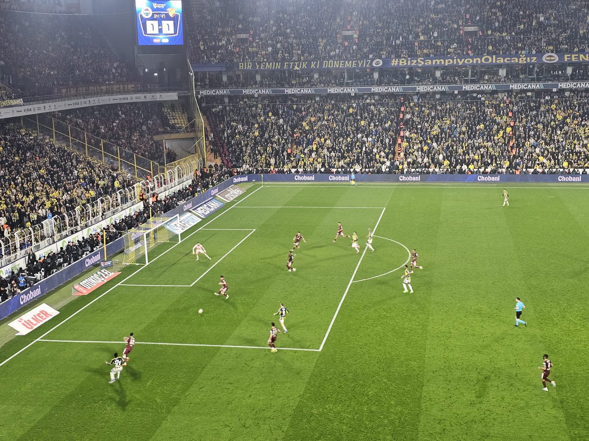 Futbol basit oyundur.  İyi bir santrafor olmadan şampiyon olunamıyor. Göztepe gibi bir takım karşısında bulduğun pozisyonu  mutlaka değerlendirmen lazım. Bu da iyi bir golcü ile olur. Son 15 yılda devre arasında iyi bir golcü alınabilse en az 3 şampiyonluk gelirdi. Devre arasında