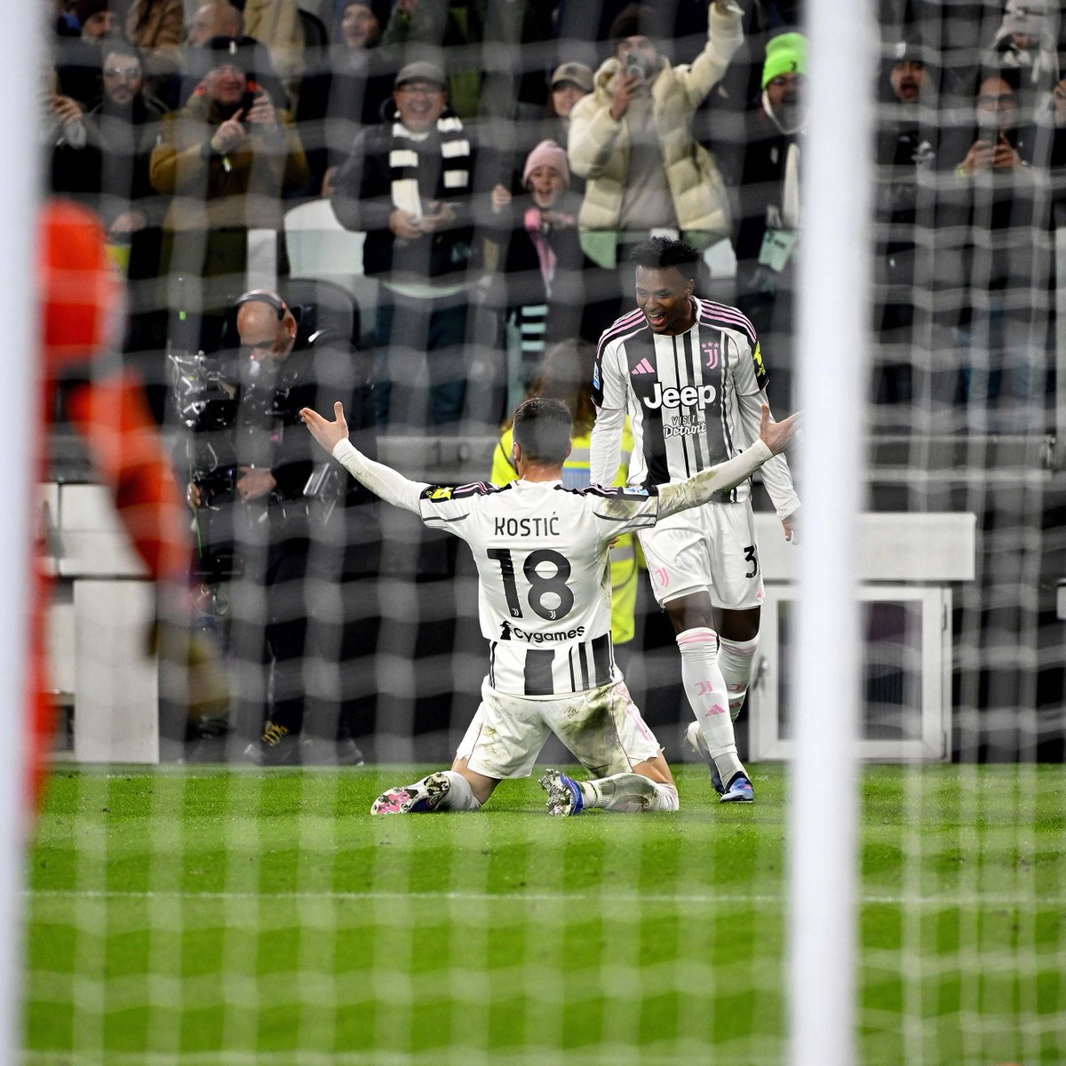 juventusfc's tweet photo. 🇷🇸🎯✨

#JuveNapoli [3-0] https://t.co/mLK30Ci4q4