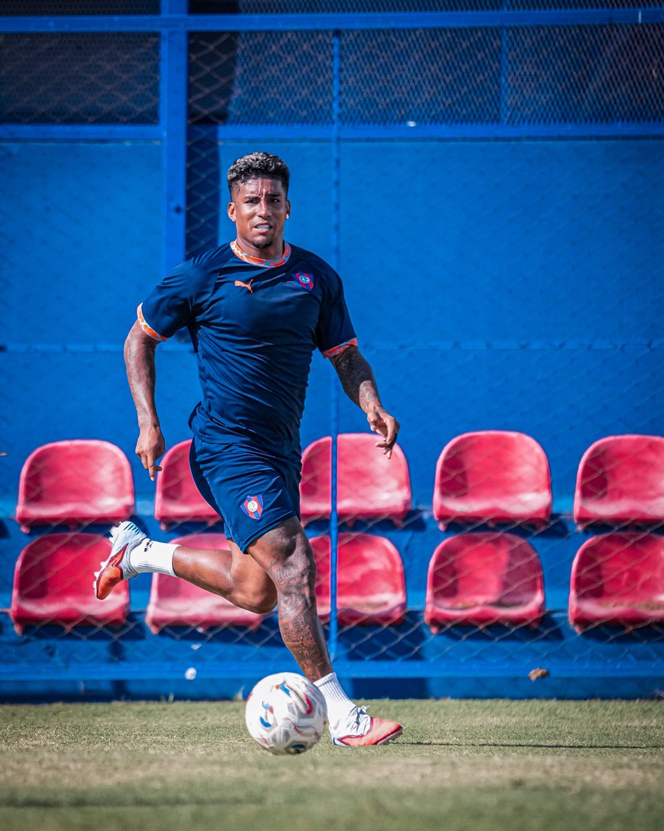 Lo bueno de haberle visto a este tipo es saber que no viene a jugar solo de extremo, con el toque que tiene le da de sobra para dar una mano de mediapunta, ayer confirmó eso