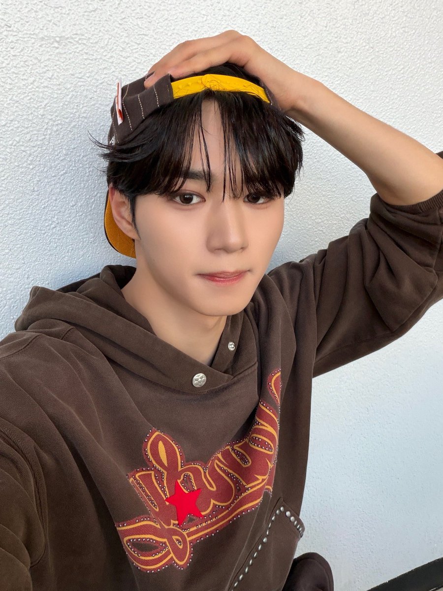 ₍ 📸 ₎ +CHAT

#JUNSEO : ALLYZ !! Aujourd’hui, j’ai mis un chapeau un peu espiègle, qu’en pensez-vous ?! 🧢 Si ça vous plaît, j’essaierai encore une fois la prochaine fois haha. [...]

#ALPHADRIVEONE #알파드라이브원 #KIMJUNSEO #김준서 #준서