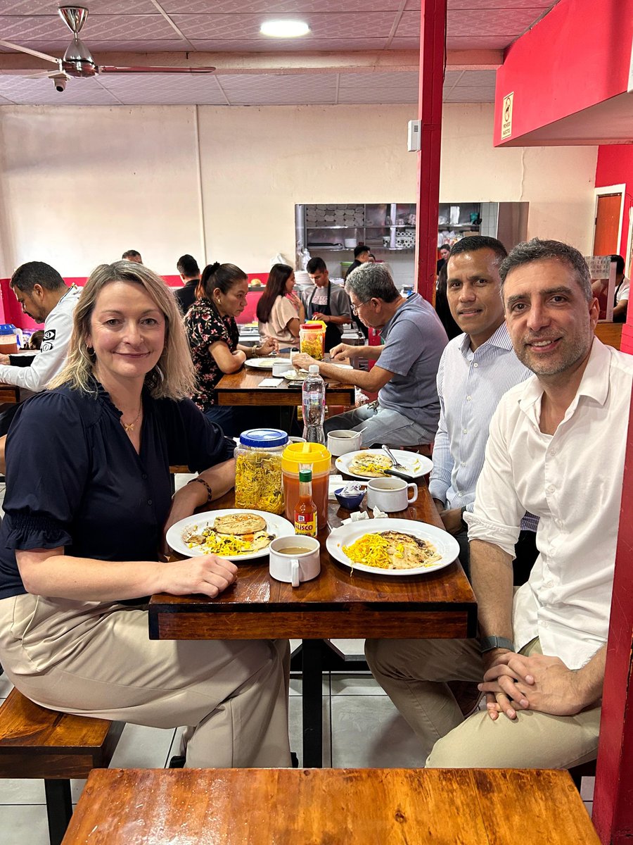 ¡Bienvenido a El Salvador Enviada Comercial del Reino Unido Jess Morden! 

Visita clave para fortalecer relaciones comerciales entre los dos países 🇸🇻🤝🇬🇧

Comenzando de la única forma posible - desayuno en una pupusaria 😋