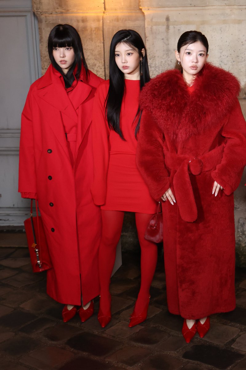 lessencestudios's tweet image. ILLIT attends the Jacquemus Fall/Winter 2026 show at Paris Fashion Week.

#ILLIT #JacquemusFW26