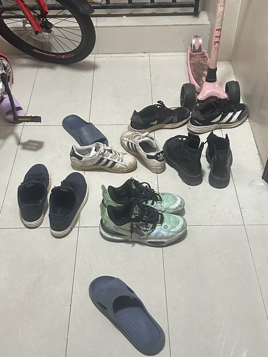Zw4399's tweet photo. 直男鞋里的味道堪比天然rush 一闻就上头千万不要收回家放外面让我多玩玩 https://t.co/pLo5GHEMgj