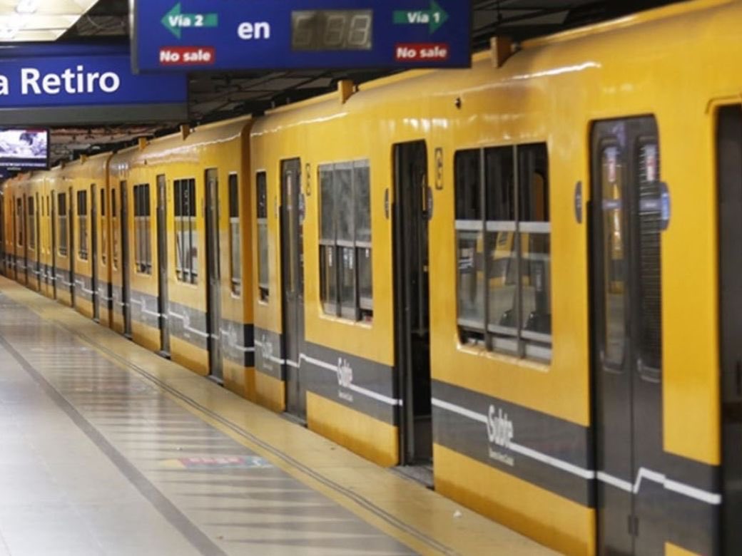 frazadadecactus's tweet photo. Me tome la línea C después de un tiempo y es realmente sorprendente cómo lograron refinar el olor a culo. O sea siempre olió a orto pero en el último tiempo lograron intensificarlo. El respeto por cuidar la mugre acumulada es lindo que se valore así el patrimonio porteño. https://t.co/XwAgTCpRaI