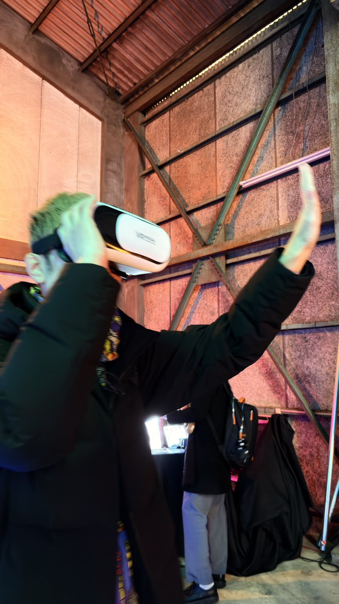 #しょーとばれる東京個展 
東京遠征の際は、度々お世話になってるホットリンクの石渡さんや、同じくホットリンクのコハマさん、イラストレーターのりおたさん3人が個展を見に来てくれました！非日常なサイバーな空気を直で見てもらえ、僕が大好きなサイバーな友人達も自己紹介できた気分でした！