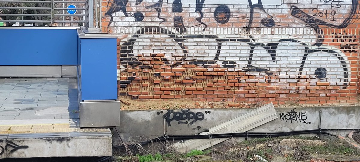 ❌ En Alcorcón, el estado de los muros de las vías de <a href="/CercaniasMadrid/">Cercanías Madrid</a> es muy lamentable, en concreto en Alcorcón Central. 

Pedimos de forma urgente al gobierno municipal que realice los trámites oportunos para evitar cualquier tipo de accidente que se pudiera derivar de esta