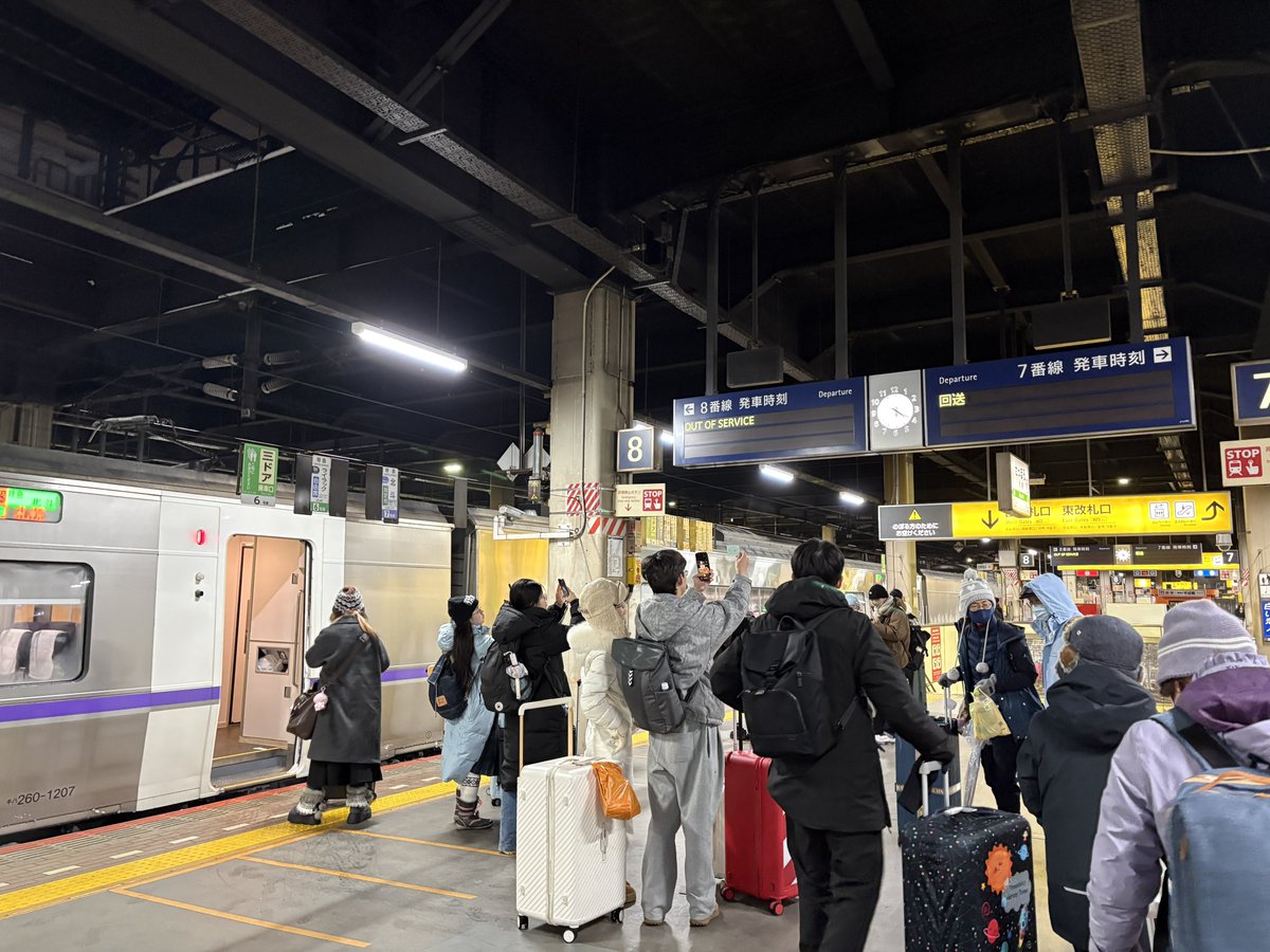 naniwa_osaka9's tweet photo. 北斗5号は15時間35分遅れの4時16分、札幌に到着しました
苫小牧での乗車から15時間45分の長旅でした…… https://t.co/o6spWAon1b