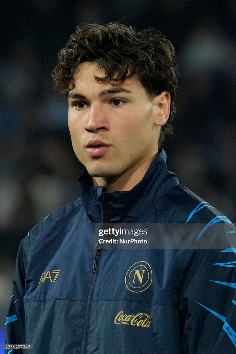 Mqryo's tweet image. Il ragazzo in foto sta facendo partite che il MAIALE con la 21 non ha MAAAAAI fatto. MAI

a giugno stracciargli il contratto, stiamo coperti. Spazio ad Antonio