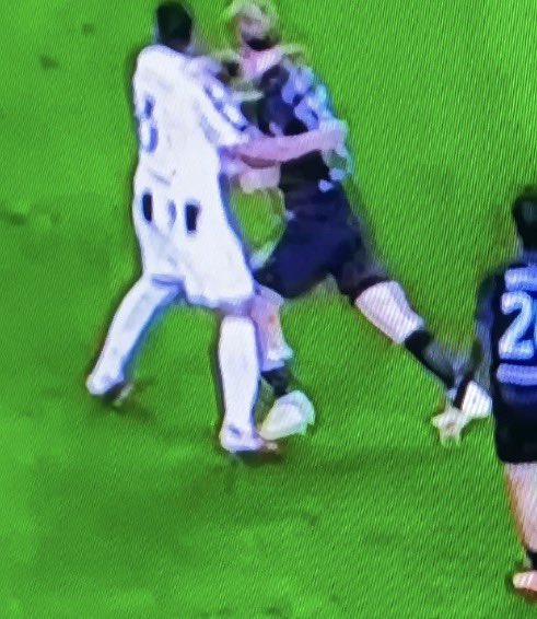 GLidivi's tweet image. #marelli e tutti gli altri (#pardo e l’interista) non hanno voluto vedere che nella simulazione di hojlund (si butta appena sente il braccio) il primo a fare fallo è lui, mettendo il piede su quello di #bremer. Guardate anche in basso, non solo dove vi fa comodo #JuveNapoli