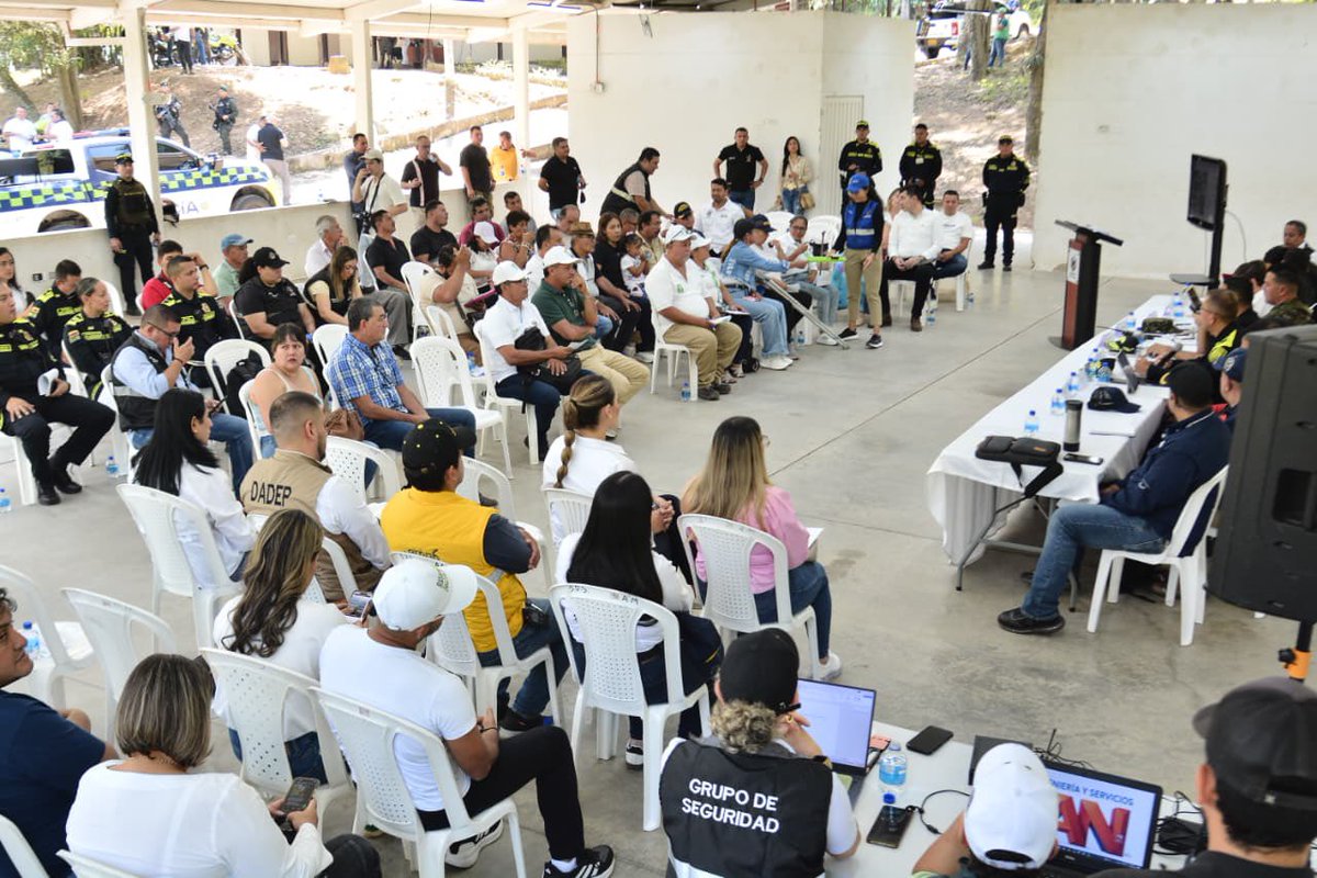 Lo que se promete se cumple 💪🏻

Llevamos el primer Consejo de Seguridad a la zona rural de Bucaramanga en el Corregimiento II. 

Todas las autoridades y Fuerza Pública escuchando a sus habitantes y generando soluciones a necesidades. 

Llevamos el gobierno a donde está la gente.