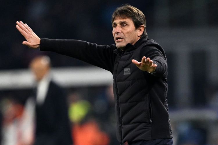 NicoSchira's tweet image. Antonio #Conte: “Dalla barca non si scende, guai a pensarlo! Combatteremo con tutte le nostre forze in una situazione che ha dell’inverosimile. Non scendiamo però dalla barca e daremo tutto fino alla fine. #Napoli ancora in corsa per lo Scudetto? Questa è una domanda assurda…”