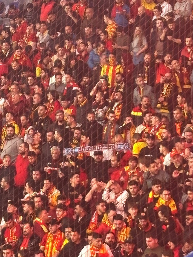 Göztepe taraftarı fenerbahçe deplasman tribününde Trabzonspor atkısı açarak Trabzonspor taraftarına selamını iletmiş.
Helal olsun.