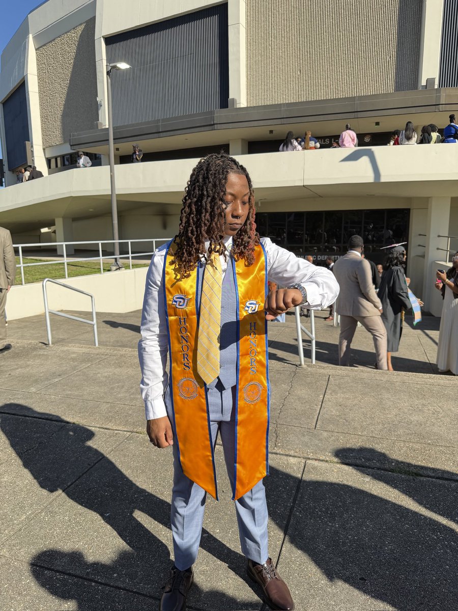 likeezy_'s tweet photo. B.S in Biology🧬 + honors https://t.co/hfU6S100Lz