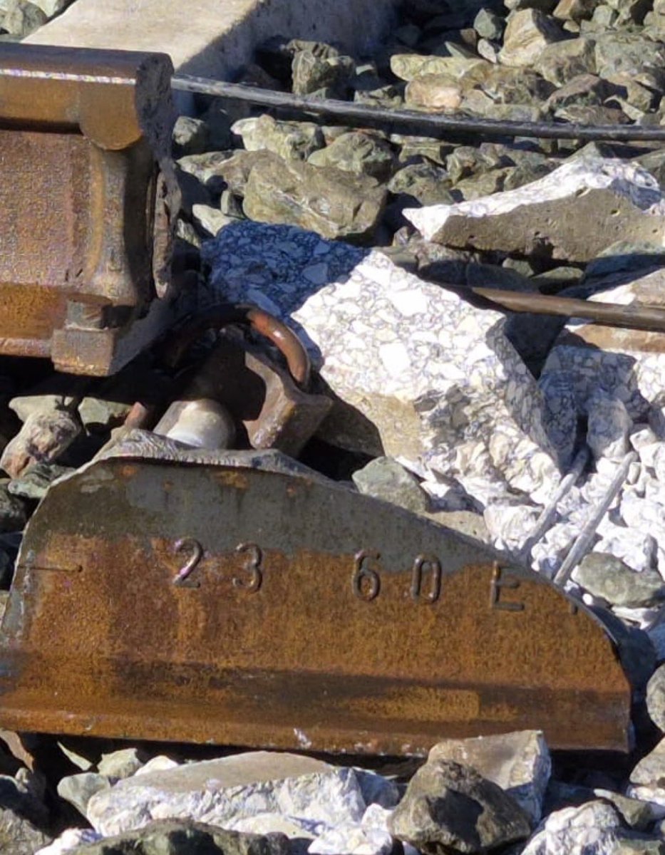 RevistaDeTrenes's tweet photo. No es por defender a @oscar_puente_ (que me tiene bloqueado en la personal)

¿Qué pone en el raíl?
- ENSIDESA: Fábrica de Arcelor en Asturias. Siguen marcando así.
- "=": Los dos guiones son del tipo de material.
- 23: Año
- 60E1: Norma

WEB OFICIAL: https://t.co/Sq8JfbHb4N https://t.co/cWTe2yjezB