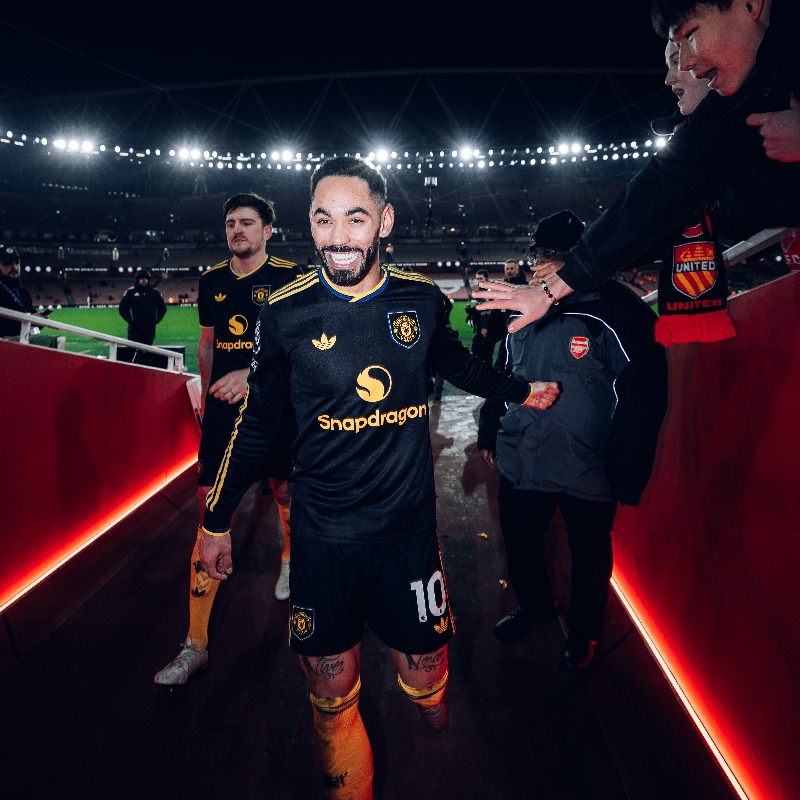 ManUtd's tweet photo. There's just something about wearing black at Arsenal ⚫️