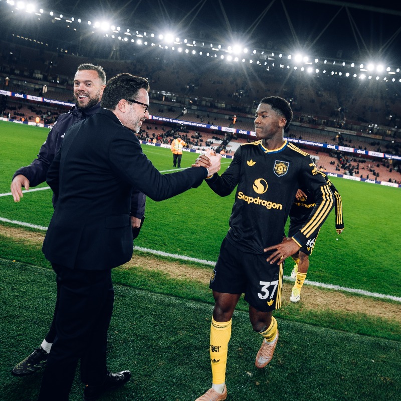 ManUtd's tweet photo. There's just something about wearing black at Arsenal ⚫️