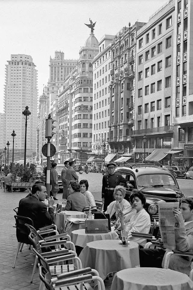 🇪🇸 España | Fotografía histórica preciosa de Madrid de los años 60 en la madrileña Gran Vía. ¿Alguna diferencia con la actualidad?

#Madrid #Madrileños #GranVia #DeMadridAlCielo #años60 #MadridHistorico #España #Historia #fotografia #Fotos #Gatos