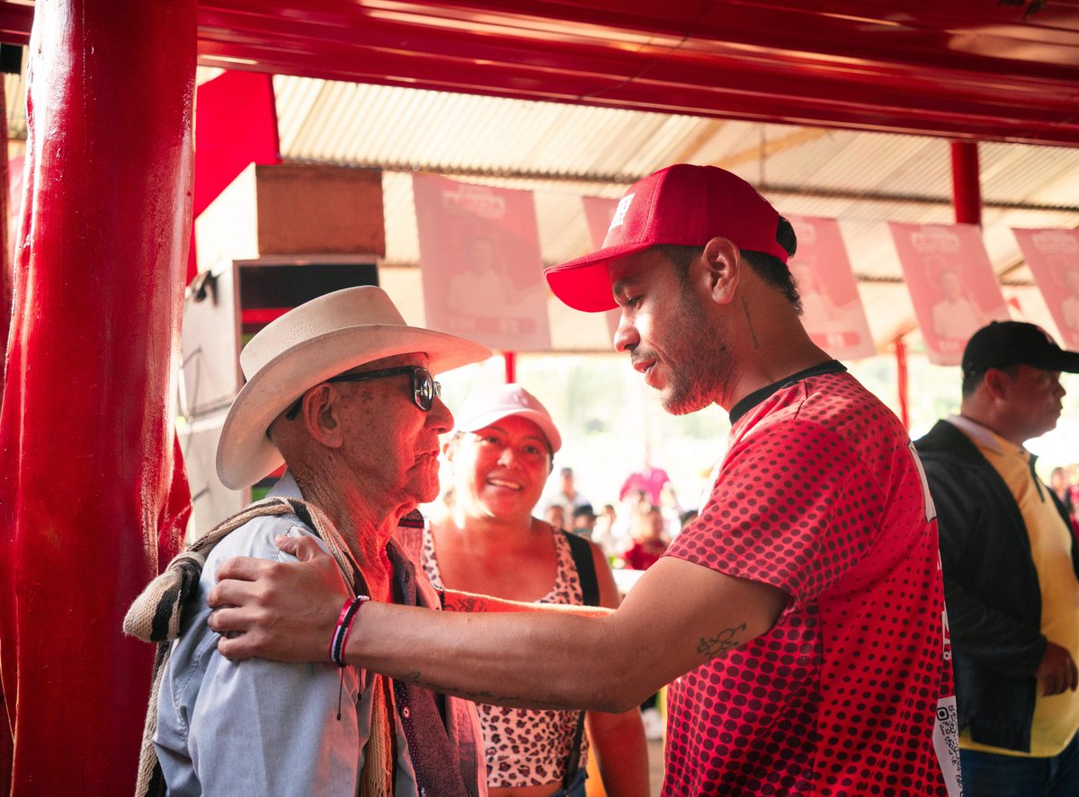 En El Cedro, El Banco, recibí un respaldo que me llena de compromiso. Más de 600 personas entre líderes, campesinos y familias se reunieron para hablar de frente sobre lo que duele y lo que urge: el campo, el empleo y las oportunidades que el sur del Magdalena no puede seguir