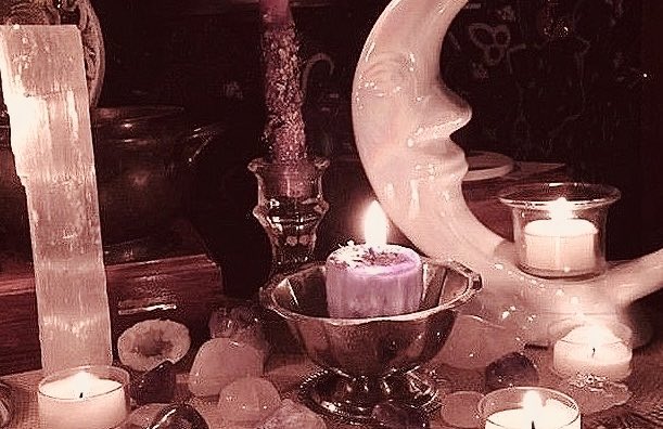 sorceheart's tweet image. rosemage bonding over crystals and tarot spread the word