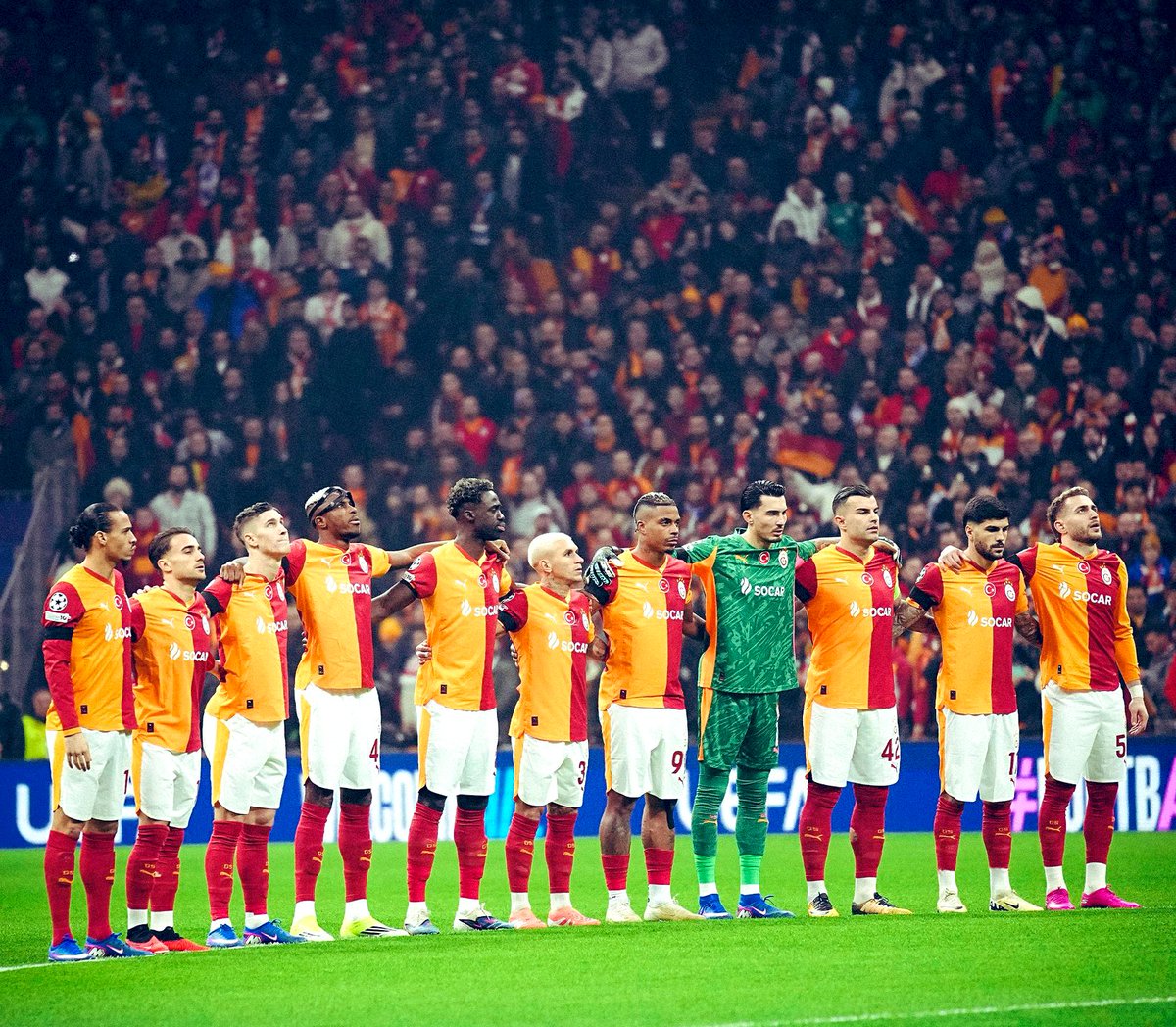 1 hafta önce evimize puan kaybettik diye şampiyonluk gitti Cl’den de elendik gözüyle bakılıyordu

Şu an puan farkı tekrar 3 oldu ve Cl’de ilk 24 garantiledik

Hep diyoruz Lig serüvenleri uzun bir süreç hemen öldü bitti gözüyle bakmamak lazım.

İnşallah yine biz şampiyon olacağız