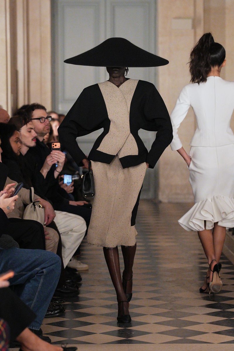 La Mode Unknown on X: 