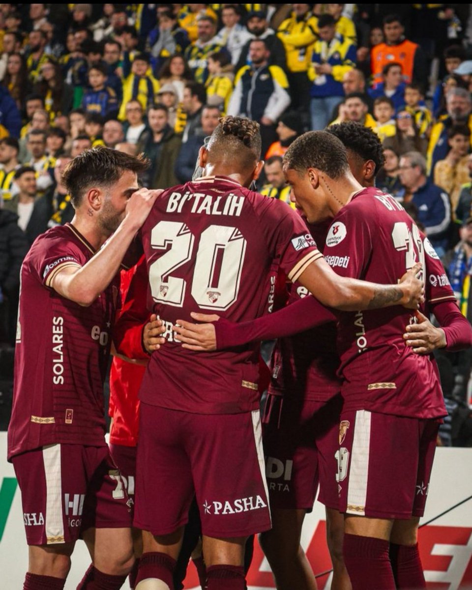 Savunma lideri Heliton, partneri Bokele, orta sahanın dinamosu Dennis, oynaması beklenen Furkan, ara transferde gelen Antunes yok, Rhadley ve Juan hasta hasta oynuyor. 
Harbi İzmirliler, bu kadar eksikle mücadele edip rakibe, hakeme, kimseye boyun eğmeyen takımınızla gurur duyun.