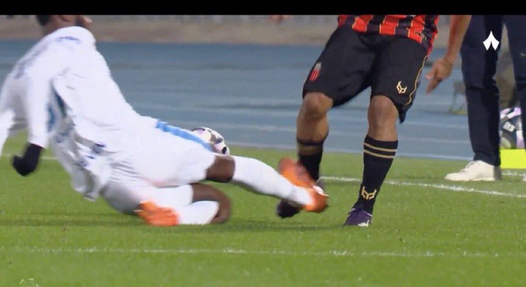 مباراتهم ضد نيوم والرياض مفروض طلعوا منها بنقطه وحده

لو فيه حكام صاحين كان تصدر الاهلي قبل الكلاسيكو