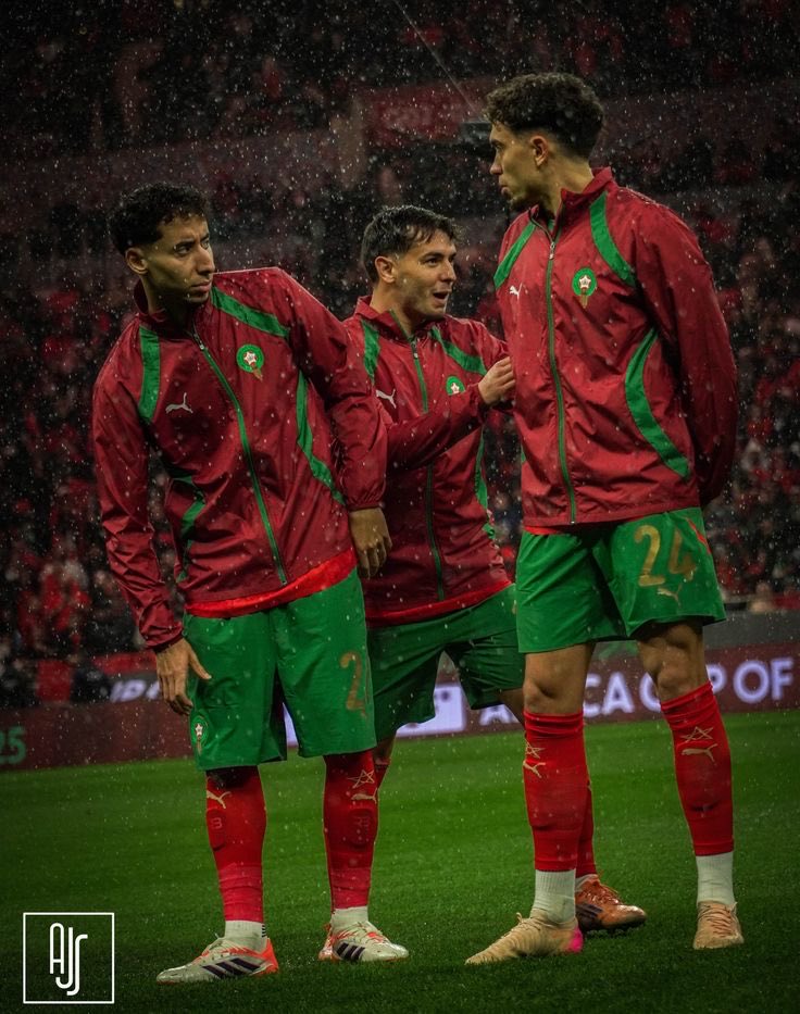 MoroccoFc's tweet photo. Pour vous : 

Aujourd’hui, le Maroc doit viser quoi en priorité 

 gagner la CAN à tout prix ou construire une équipe pour faire un gros coup à la prochaine Coupe du Monde ? 🇲🇦🏆🌍 https://t.co/GzuxEwnypA
