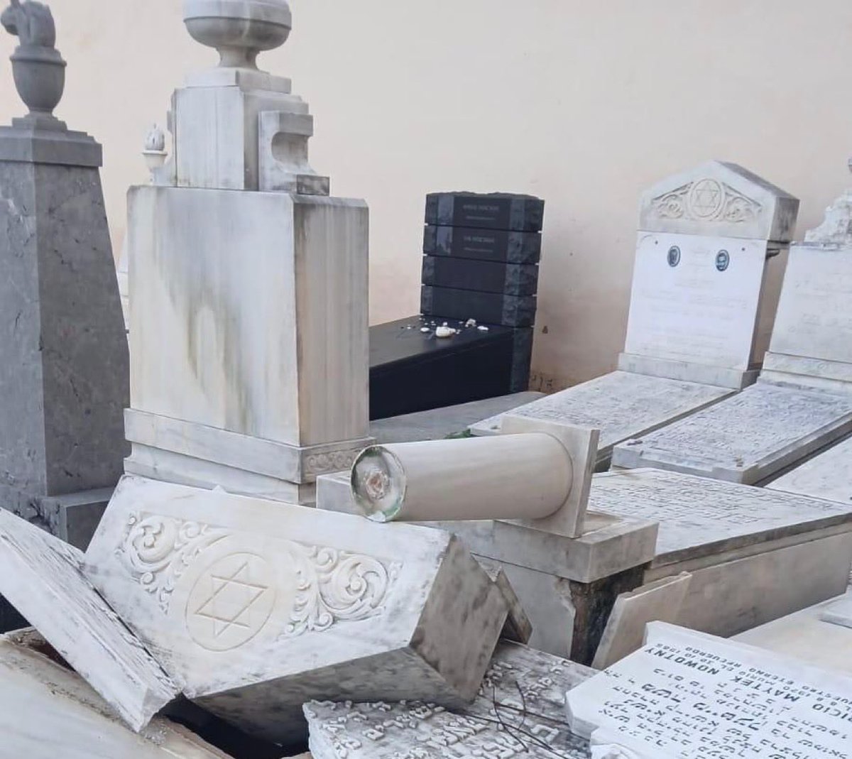 cayetanaAT's tweet image. Tumbas judías profanadas.

En el cementerio de Les Corts, en Barcelona.

El antisemitismo avanza ante la desidia institucional.

Mi condena más rotunda.
Mi solidaridad con toda la comunidad judía.

@BarcelonaJudia @fcjecom @IsraelinSpanish 
@Israel @IsraelMFA