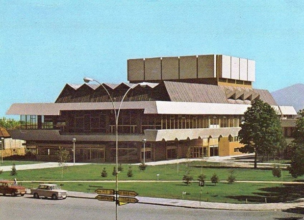 Домот на културата „Иљо Антески – Смок“ бил изграден во 1970-73 година, во центрот на градот Тетово. Овој објект е дело на архитектите Муратовски, Николоски и Герасимовски. 

Прочитајте повеќе на marh.mk >>> marh.mk/dom-na-kultura…