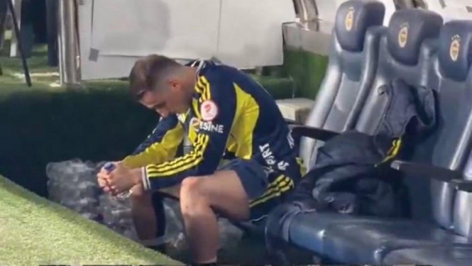 yellowredpost's tweet photo. Mertens ve Icardiyle ya da Pavlidis ve Di Mariayla oynamaya benzemiyormuş değil mi? Üzülmeni gerektirecek bir şey yok yedi sülaleni kurtaracak sözleşmen var, keyfine bak. Biz öyle yapıyoruz. https://t.co/rGmAZD0BJq