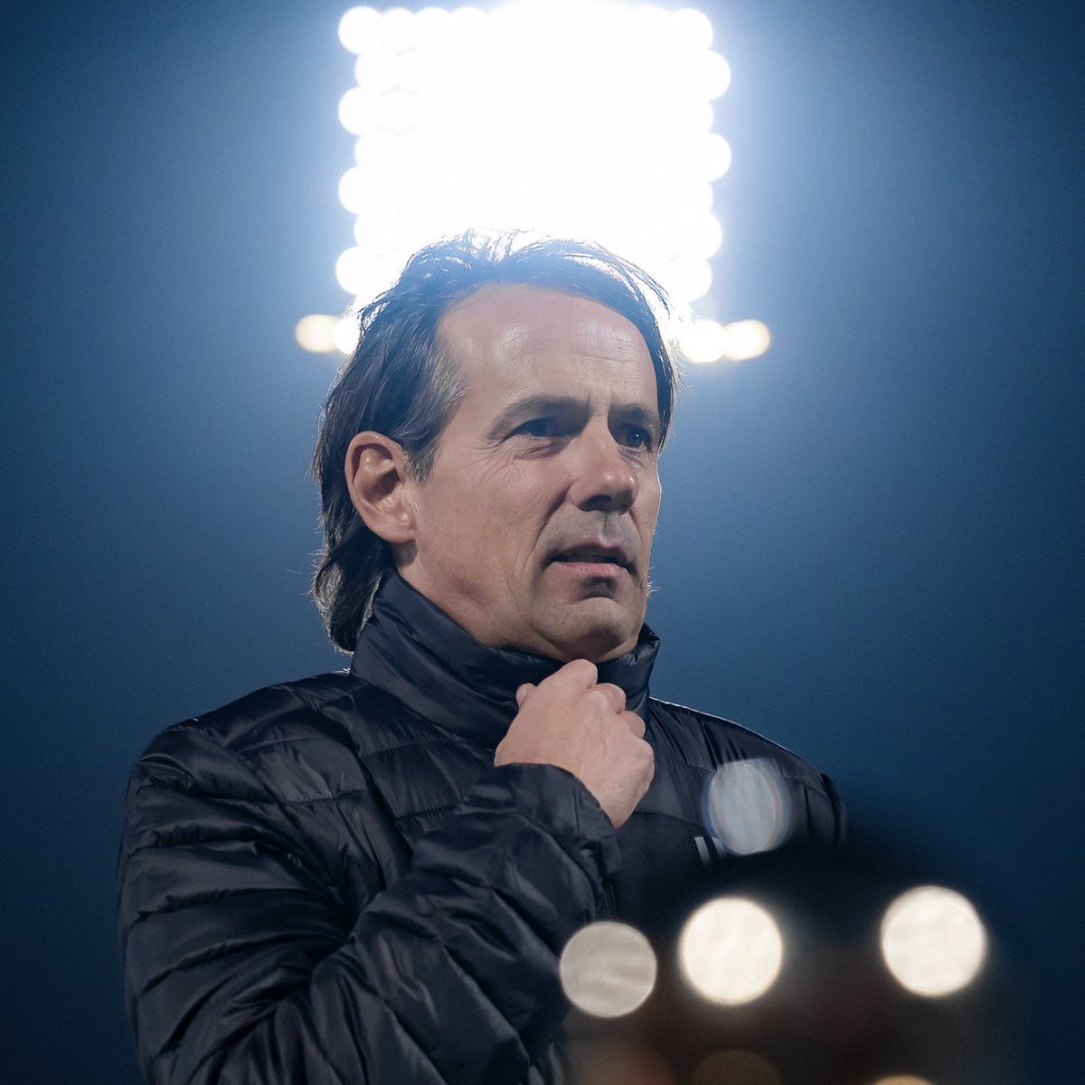 تتعاقد مع حارس أجنبي وتصر على على أن تكون [ بلا حارس ] .. تلعب بتشكيلة فيها اليامي وناصر وليناردو [ مجموعة الإبتلاء ] في الفريق ..
انت من يتحمّل النتيجة ولا أحد غيرك !!