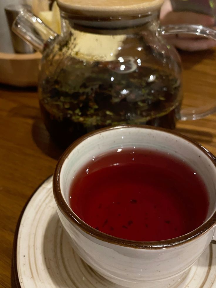 Сестрёнка, как тебе идея выпить чаю на ночь глядя? Может и найдем что обсудить