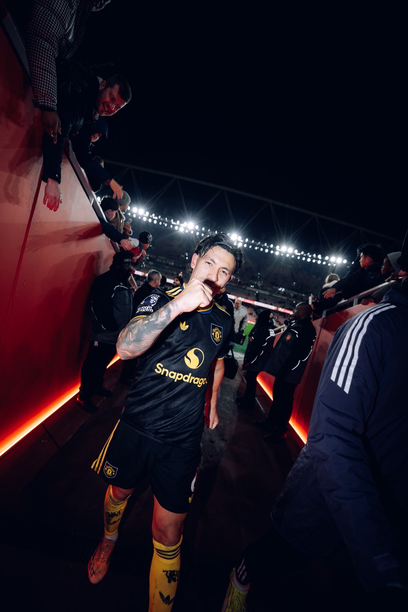 Lisandro Martínez est le joueur qui a cassé le plus de lignes (11) contre Arsenal. Aucun joueur de Manchester United fait mieux depuis son retour dans le XI de départ (55 en 6 matchs). [<a href="/OptaJoe/">OptaJoe</a>] #MUFC