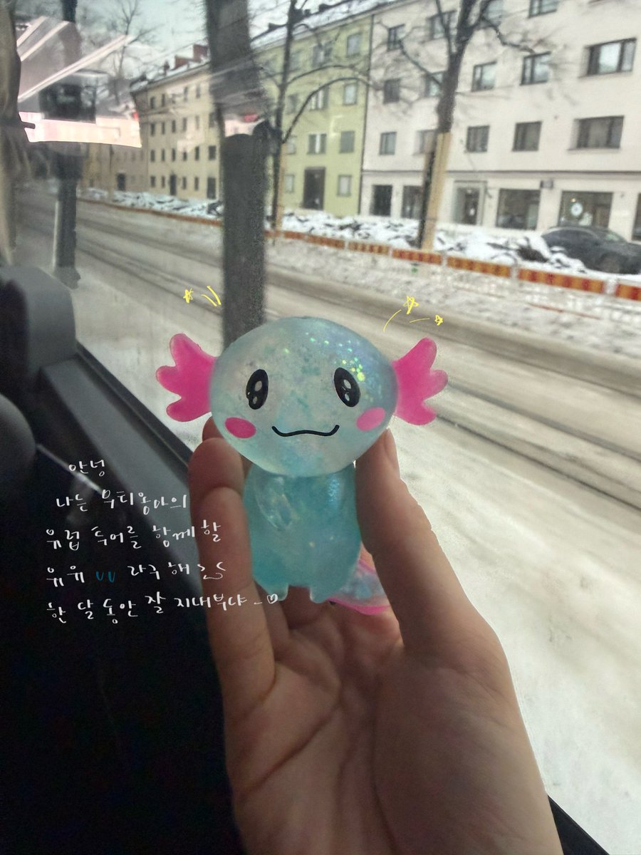 gayandevol's tweet image. Muti got a new friend called Yuyu(유유) to accompany her for the eu(유)rope tour🥹🥹