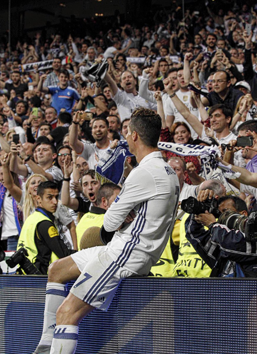 No te creas. Es una copia barata de la celebración de Cristiano Ronaldo después de marcar hat-trick al Atlético de Madrid en una semifinal de la Champions League.

Lamine Yamal lo celebra así después de marcarle el tercero al Oviedo (el último de la clasificación).