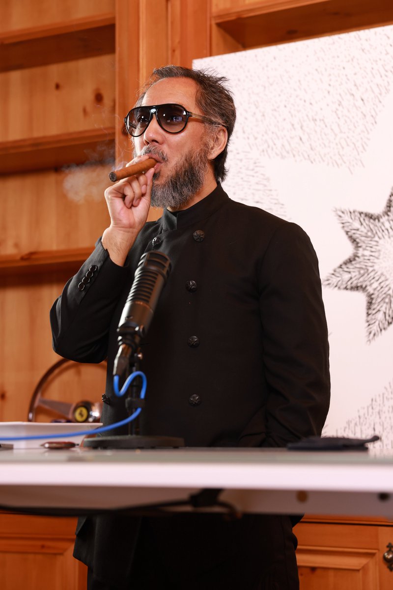 七哥说：“现在是时候我要出去了。天时地利已到，七哥隐居MDC修行三年不到，七哥感觉到神力和时势的需要，七哥要入世了，斩共灭贼！”