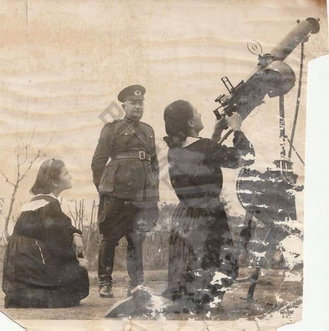 Yıl 1934.

Sivas Kız Lisesinde Milli Güvenlik dersi gören kızlar.

Kadınların tek başına sokağa çıkmasını yasaklayan İslamcı Taliban teröristlerinin ülkemizdeki artıkları, bu ülkeyi dünyanın göt deliği olan Afganistan'la karıştırmasınlar.

Türk kadınları sizin çok eşli, itaat