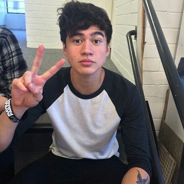 SosCrave's tweet photo. Happy Birthday to the wonderful Calum Hood! https://t.co/jGy10A4Okq