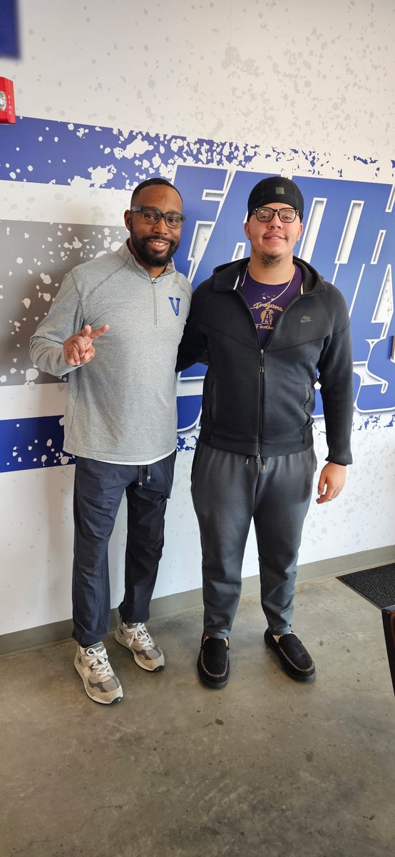 PeytonHobbs08's tweet photo. I had a great time @SBVCFB . Thank @MrGriffin22 for showing me around. The process is real — weighing everything carefully.@ash_trojanFB @446Sports @Youngbullz22 https://t.co/wtrrXUpjsN
