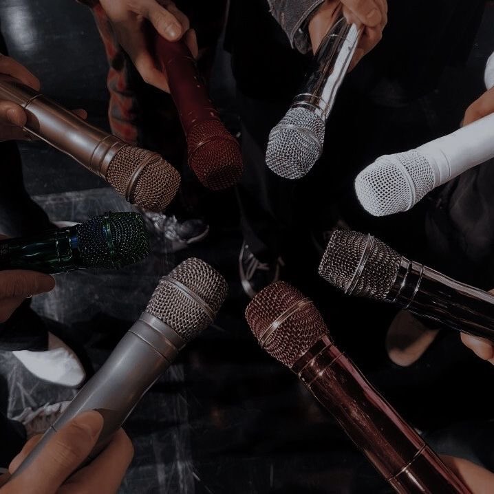 meameasong's tweet image. “Call me what you want” ˖◛⁺⑅♡ #smau | #socmed 

ST cast are famous singers/in bands. A rumor surfaces after Mike Wheeler, lead singer of “The Mind Flayers”, mentions an old friend on a talk show..

#byler with #lumax and slight #henderhop plus frenemy #madwheeler + 🪄twins