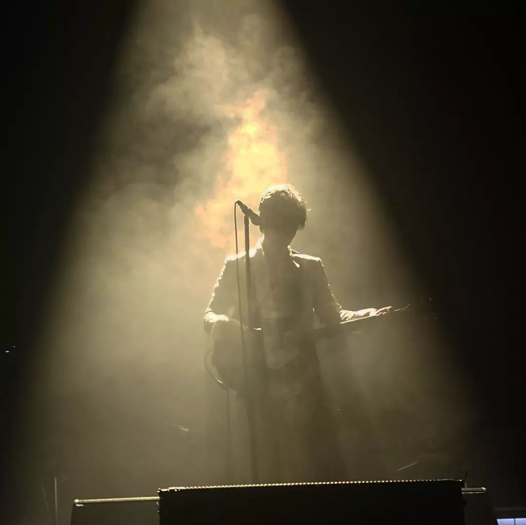 meameasong's tweet image. “Call me what you want” ˖◛⁺⑅♡ #smau | #socmed 

ST cast are famous singers/in bands. A rumor surfaces after Mike Wheeler, lead singer of “The Mind Flayers”, mentions an old friend on a talk show..

#byler with #lumax and slight #henderhop plus frenemy #madwheeler + 🪄twins