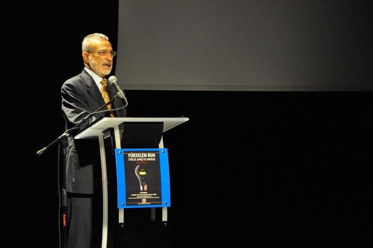 Ortama uymuyorum, 
çünkü dünyada evimde değilim.

Dünyayı evi sayanların suçuna katılmıyorum.

İsmet Özel