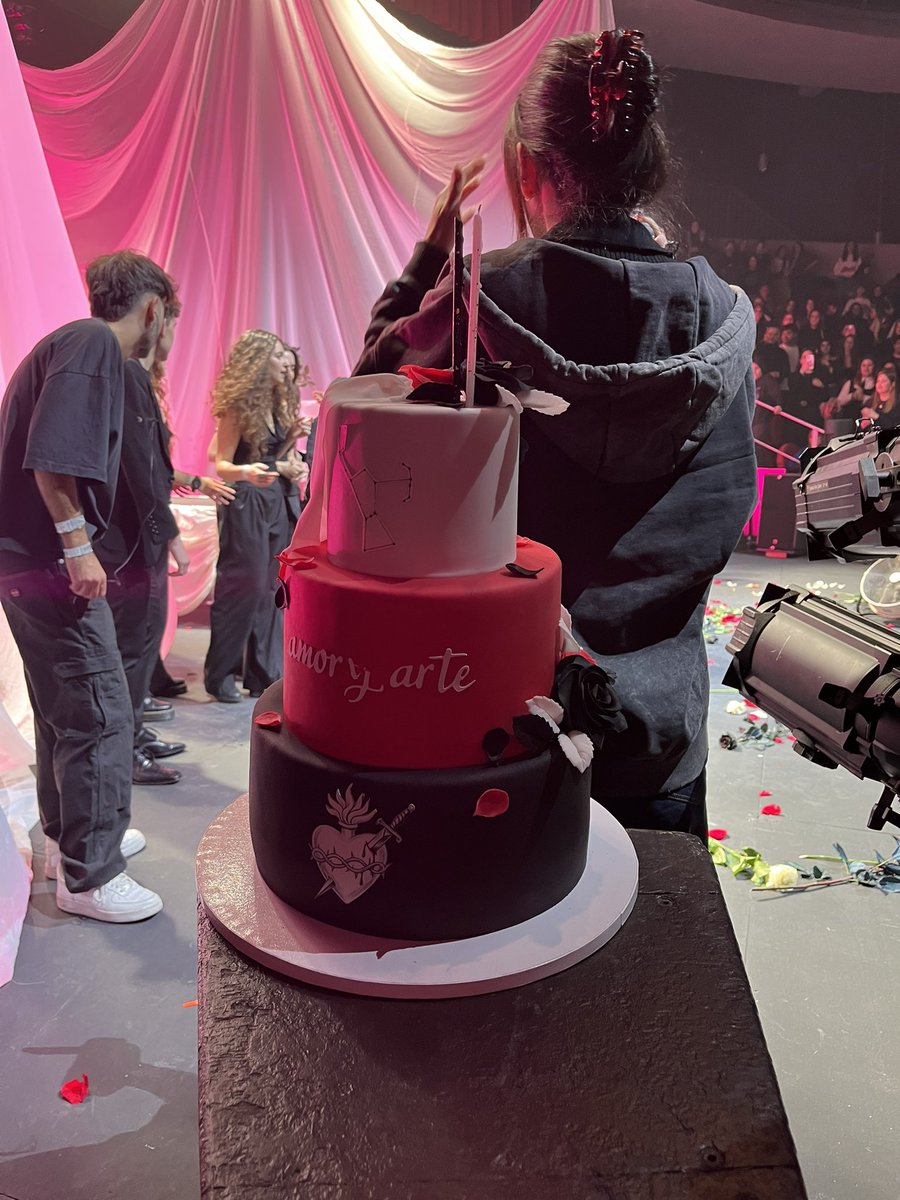 C4DAVEZ's tweet photo. la tarta https://t.co/Pky0aNnez7